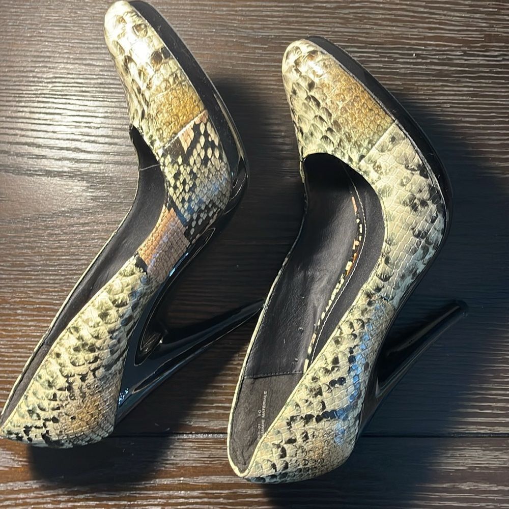 Anne Michelle Women's Snakeskin Pumps - Picture 2 of 9